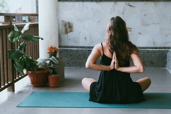 Quels sont les critères pour choisir une tenue de yoga respectueuse de l'environnement ?